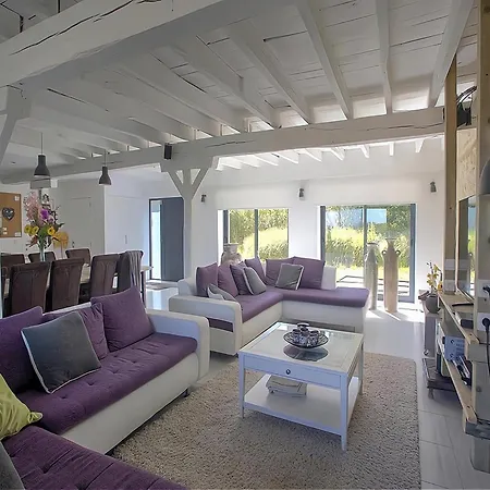 Nyaraló Spacious With Private Garden *