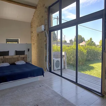 Nyaraló Spacious With Private Garden *