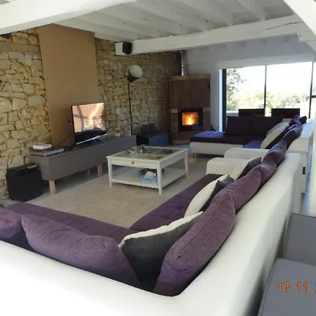 Spacious With Private Garden Сasa de vacaciones